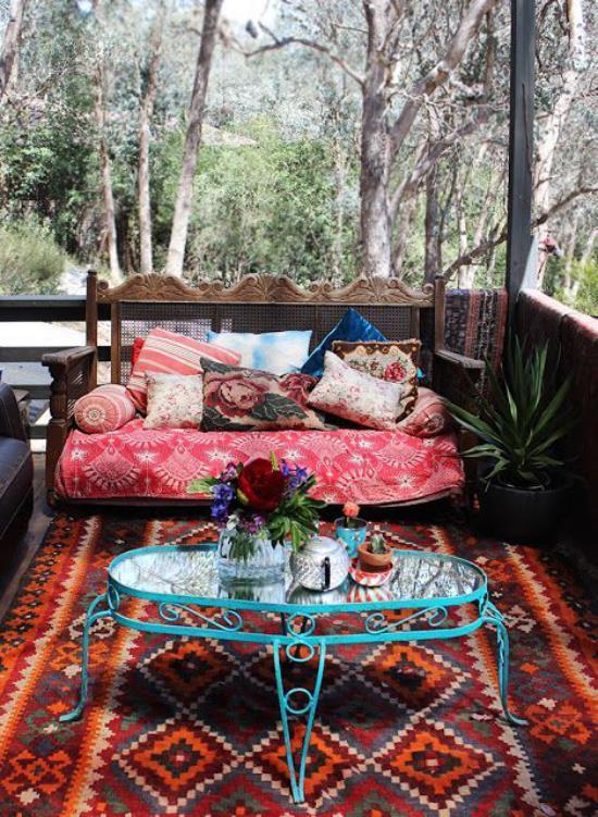 Boho στυλ βεράντα χαλί έθνικ μοτίβο πολύχρωμο καναπέ κουβέρτα πολύχρωμα διακοσμητικά μαξιλάρια ευχάριστη ατμόσφαιρα