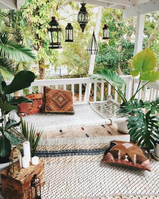 Χαλί βεράντας στυλ Boho σε γκρι κουνιστό κρεβάτι πολύχρωμα διακοσμητικά μαξιλάρια