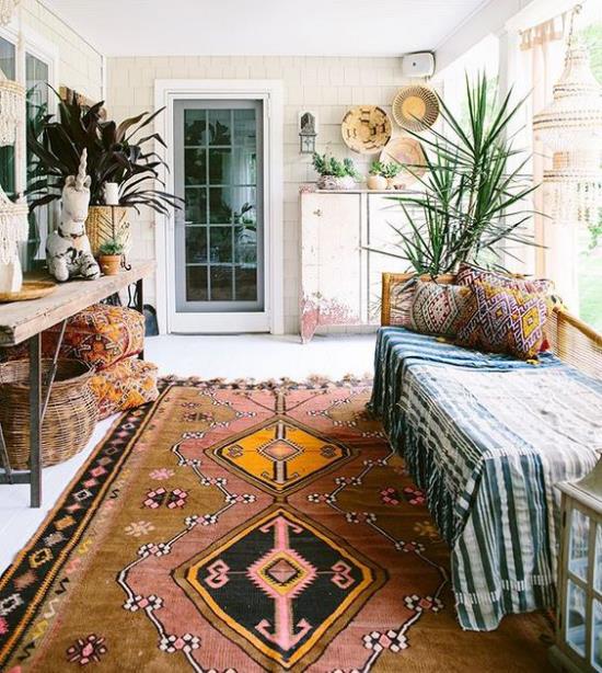 Παλιά έπιπλα βεράντας σε στιλ Boho από ξύλο και μπαστούνι