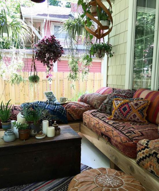 Boho βεράντα στυλ πολύχρωμα υφάσματα γήινες αποχρώσεις έθνικ μοτίβα τονίζουν το ελεύθερο πνεύμα