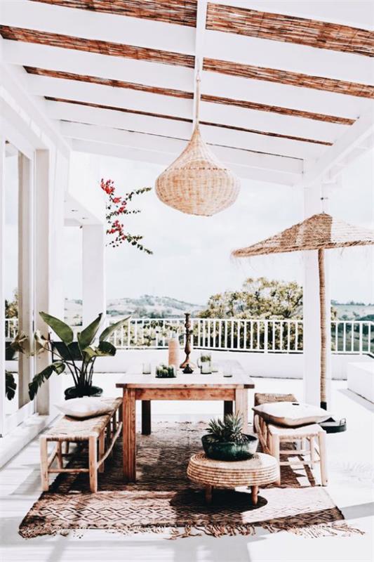 Boho βεράντα με αρμονική εξωτερική ατμόσφαιρα τραπέζι πάγκο από ξύλο