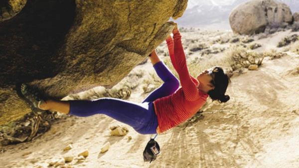 Bouldering αναρρίχηση βράχου χωρίς ασφάλεια σε εξωτερικούς χώρους