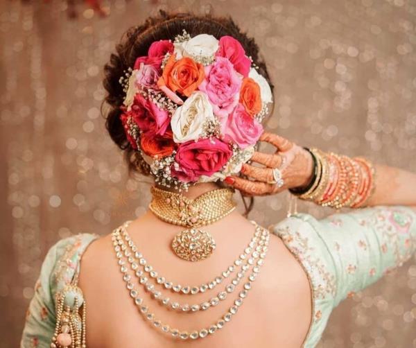 Νυφικό χτένισμα καρφωμένο με λουλούδια ινδικός γάμος