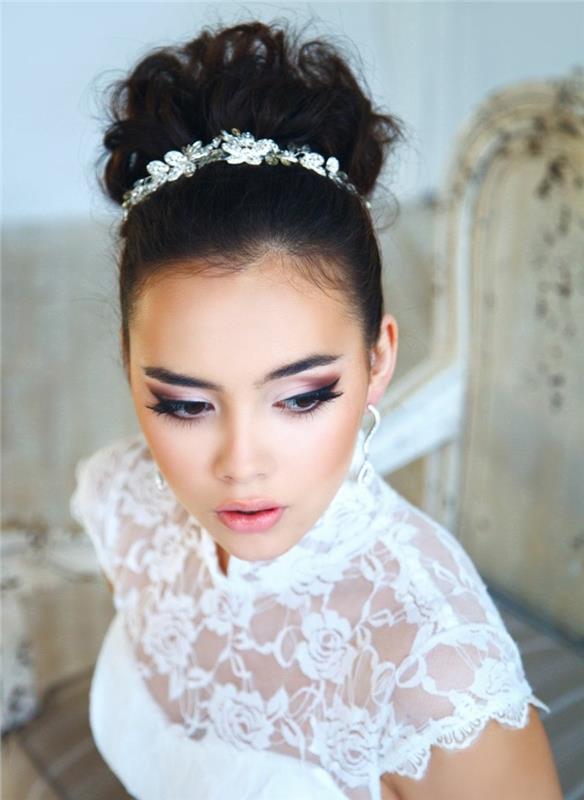 Νυφικά χτενίσματα με tiara updo αξεσουάρ μαλλιών
