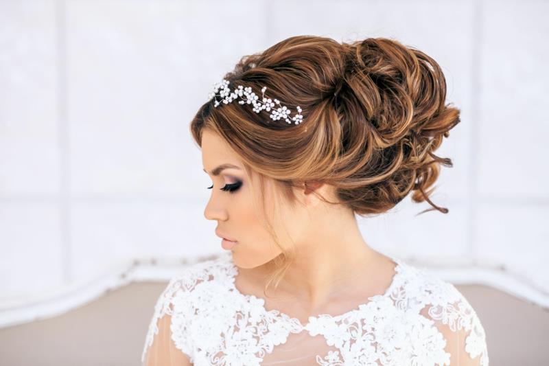 Νυφικά χτενίσματα με τιάρα ρομαντικό updo