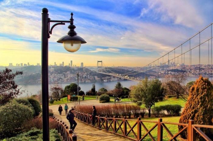 Η Γέφυρα του Βοσπόρου συνδέει την Ανατολή με την Δυτική Κωνσταντινούπολη