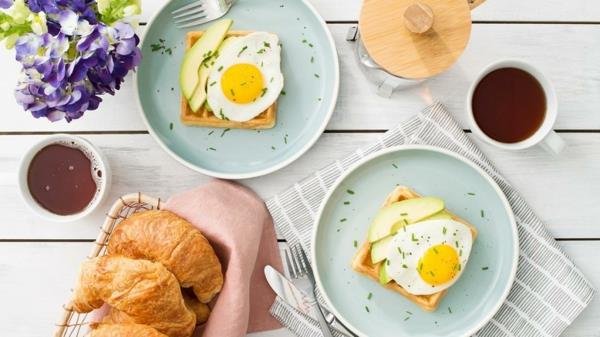 Ιδέες για brunch Ρολάκια αβοκάντο με τηγανητά αυγά