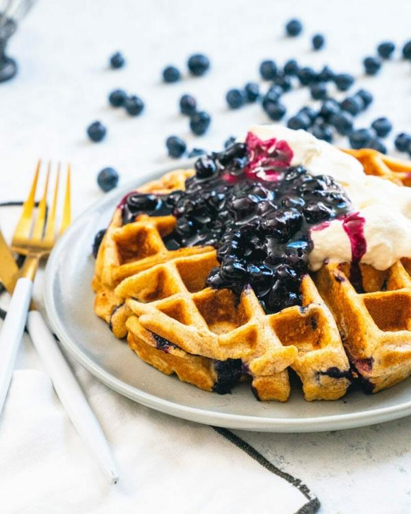 Brunch ιδέες για βάφλες με μαρμελάδα και κρέμα