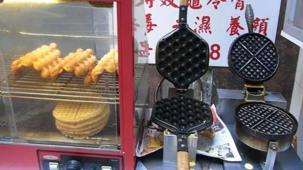 Ετοιμάστε Βάφλες Bubble στο Waffle Stand Hong Kong