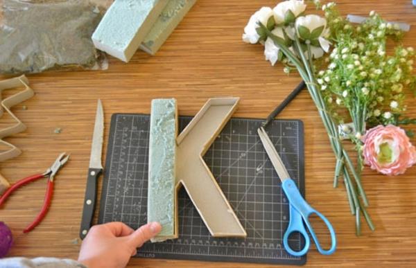 Φτιάξτε γράμματα με λουλούδια Υλικά Φτιάξτε γράμματα λουλουδιών μόνοι σας