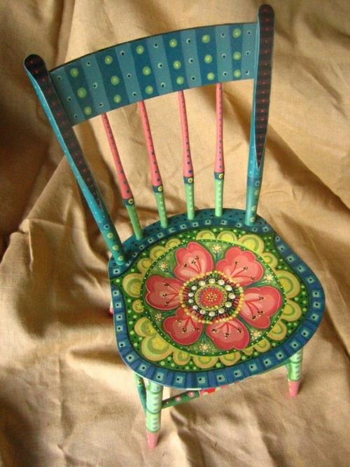 Πολύχρωμα καρέκλα επίπλων, παραδοσιακά όμορφη