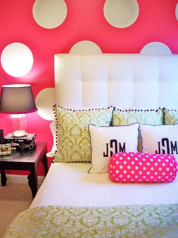 Πολύχρωμο υπνοδωμάτιο σχεδιάζει πουά τοίχο ροζ λευκές κουκίδες