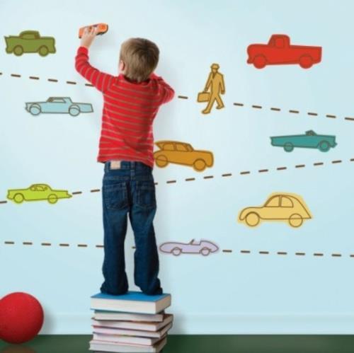 ενδιαφέρουσα πολύχρωμη ταπετσαρία για την κυκλοφορία αυτοκινήτων παιδικών δωματίων