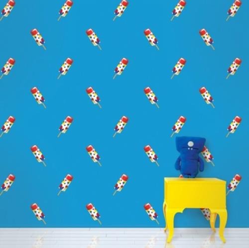 παιχνιδιάρικη πολύχρωμη ταπετσαρία για παιδικά δωμάτια μπλε παγωτό κομοδίνο κίτρινο
