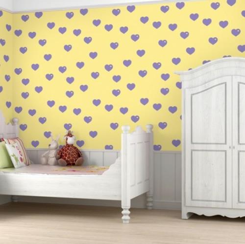 πολύχρωμη ταπετσαρία για παιδικό δωμάτιο λευκή ντουλάπα κίτρινες μοβ καρδιές