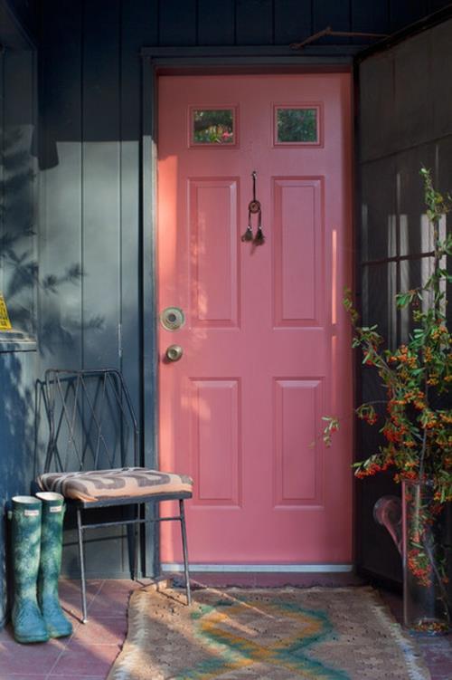 Πολύχρωμη υπέροχη διακόσμηση σπιτιού ροζ ξύλινη πόρτα εισόδου