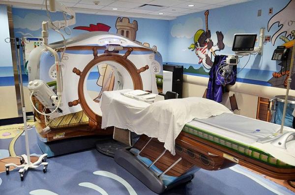 Αξονικός τομογράφος σε ξαπλώστρα ναυτικού σχεδιασμού παιδικού νοσοκομείου