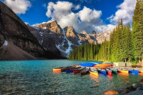 Κανό στη λίμνη Moraine, Εθνικό Πάρκο Banff Rocky Mountains Province της Αλμπέρτα Καναδά