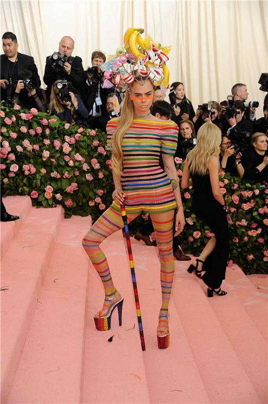 Το ριγέ look της Cara Develingne