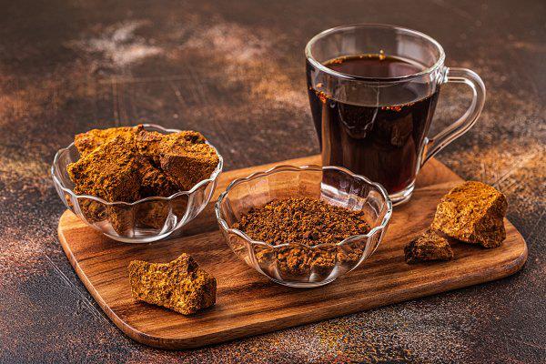 Τσάι Chaga σκούρο καφέ χρώμα Chaga μανιτάρια κομμάτια σκόνη Θεραπευτική δύναμη από τη φύση