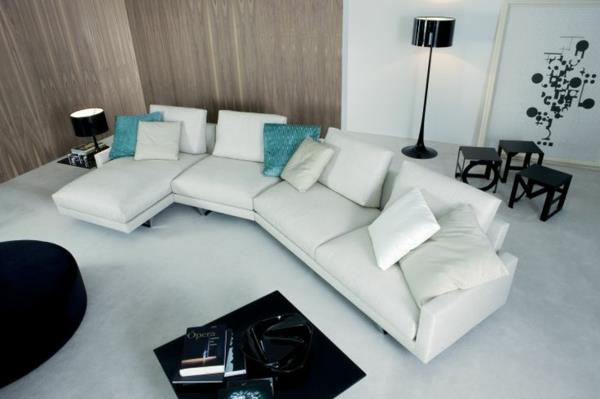Καναπές πολυθρόνας σε λευκό σχέδιο με μαξιλάρια