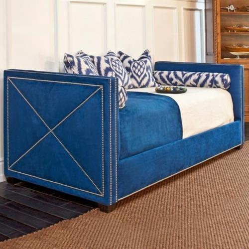 Καρεκλάκι και καναπές -κρεβάτι σε μπλε βελούδο