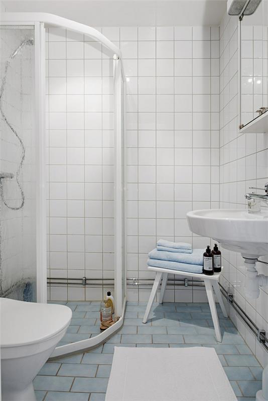Γοητευτικό διαμέρισμα ενός δωματίου πλακάκια μπάνιου λευκά