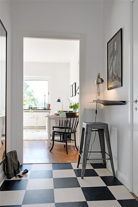 Γοητευτικό διαμέρισμα ενός δωματίου στη Σουηδία πλακάκια ασπρόμαυρο διάδρομο