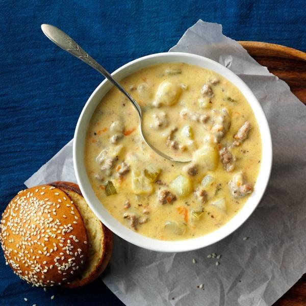 Cheeseburger Soup - νόστιμη και υγιεινή συνταγή για τους λάτρεις του γρήγορου φαγητού.Σούπα χάμπουργκερ με πολύ τυρί