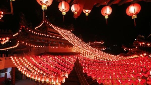 Κινέζικη Πρωτοχρονιά κόκκινη εξωτερική εορταστική διακόσμηση
