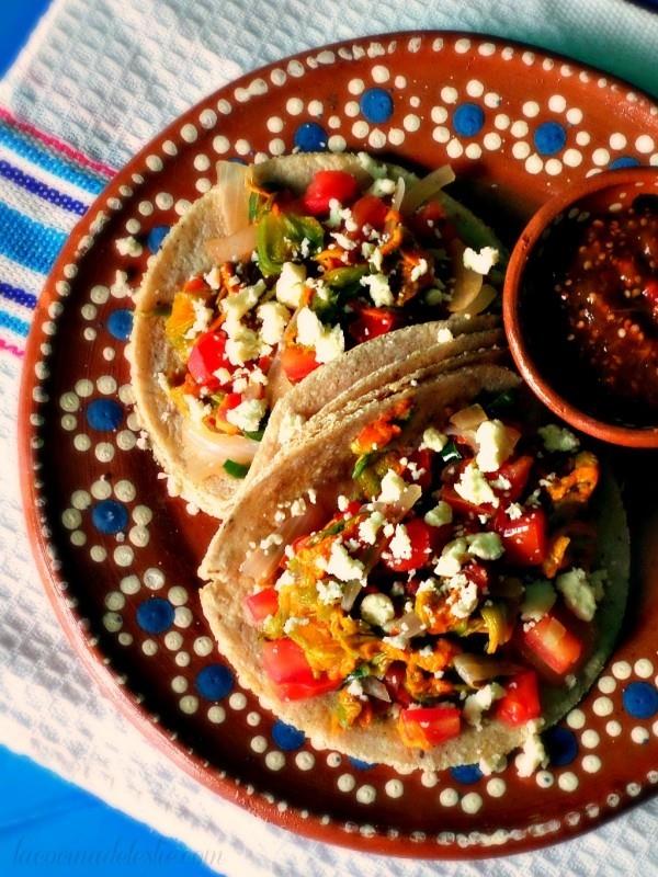 Τα δελεαστικά tacos chorizo ​​calabaza σερβίρονται σε ένα μεξικάνικο πιάτο