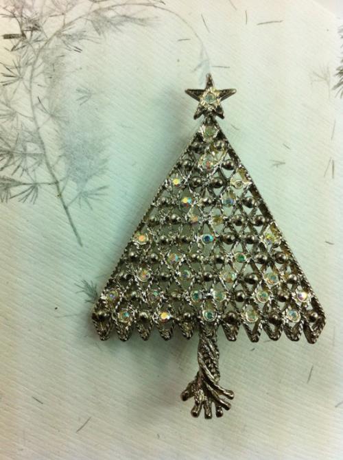 Το χριστουγεννιάτικο δέντρο παραδοσιακά ή φανταχτερά διακοσμεί παλιά πράγματα για να φέρει νέα λάμψη