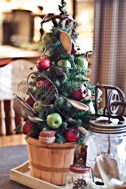 Παραδοσιακή ή ασυνήθιστη διακόσμηση του χριστουγεννιάτικου δέντρου στην κουζίνα, κλείσιμο φρούτων και σκευών κουζίνας