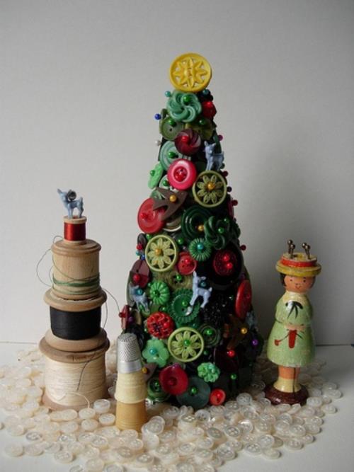 Διακοσμήστε το χριστουγεννιάτικο δέντρο παραδοσιακά ή με φανταχτερό τρόπο με κουμπιά ραψίματος και φτιάξτε ένα μικρό χριστουγεννιάτικο δέντρο