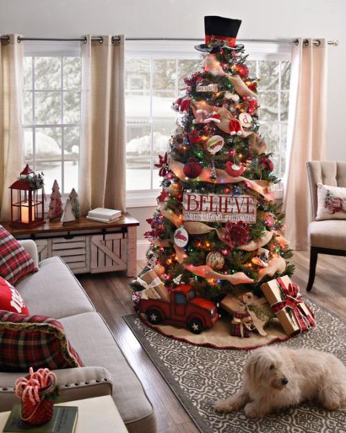 Το χριστουγεννιάτικο δέντρο παραδοσιακά διακοσμεί κλασικά χρώματα κόκκινο λευκό πράσινο πολλές μπάλες γιρλάντες δώρα