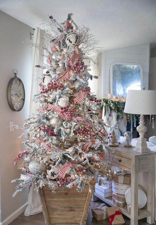 Διακοσμήστε το χριστουγεννιάτικο δέντρο με τον παραδοσιακό τρόπο ή κάτι πιο λευκό σε vintage στυλ