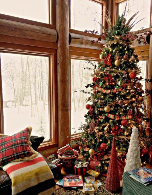 Το χριστουγεννιάτικο δέντρο παραδοσιακά διακοσμεί υπέροχα διακοσμημένο στη γωνία μπροστά από το παράθυρο με όμορφη ματιά