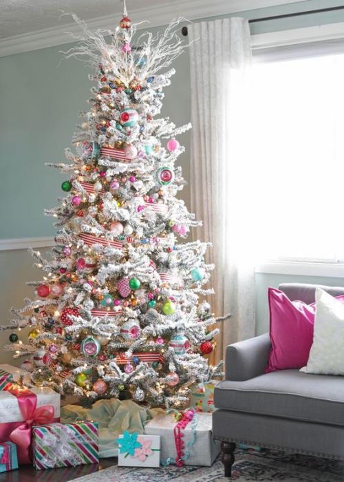 Το χριστουγεννιάτικο δέντρο παραδοσιακά διακοσμεί λευκές πολύχρωμες γιρλάντες στολίδι κάτω από στοιβαγμένα χριστουγεννιάτικα δώρα