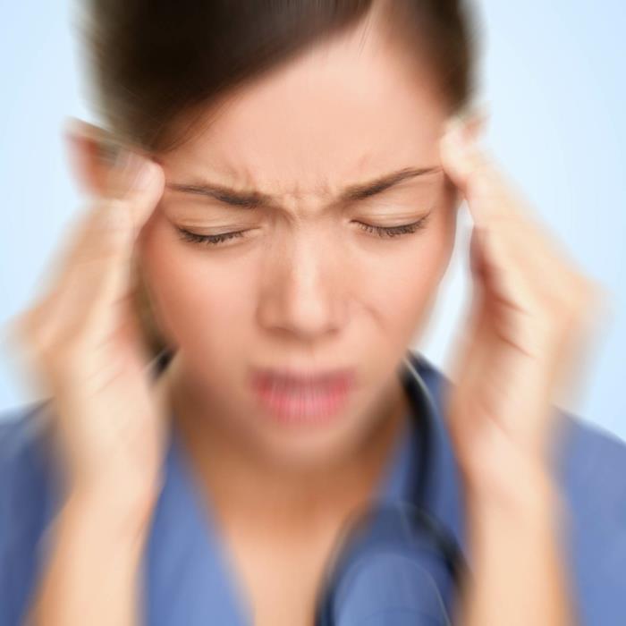 χρόνιος πονοκέφαλος γυναίκα χέρια στο κεφάλι