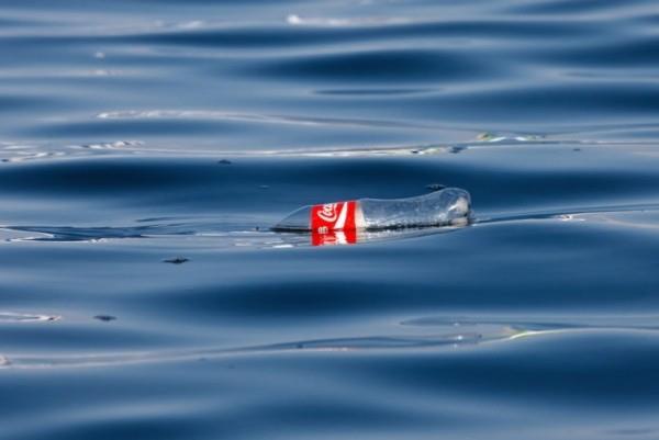 Η Coca-Cola παράγει το πρώτο μπουκάλι από ανακυκλωμένα πλαστικά απόβλητα.Μπουκάλι Cola στον ωκεανό
