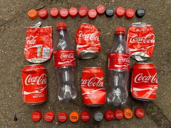 Η Coca-Cola παράγει το πρώτο μπουκάλι κατασκευασμένο από ανακυκλωμένα πλαστικά απόβλητα, μπουκάλια μιας χρήσης και κουτάκια κόλα