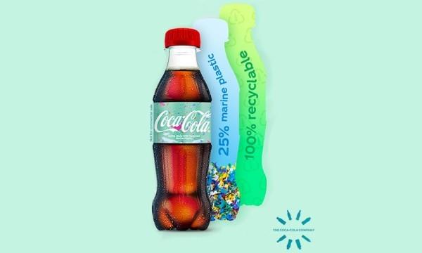 Η Coca-Cola παράγει το πρώτο της μπουκάλι από ανακυκλωμένα πλαστικά απόβλητα, στόχος για το επόμενο έτος