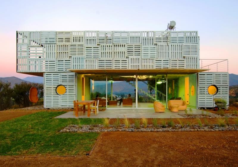 Η αρχιτεκτονική των εμπορευματοκιβωτίων αξιόλογων σπιτιών εμπορευματοκιβωτίων χτίζει ένα σπίτι από παλέτες