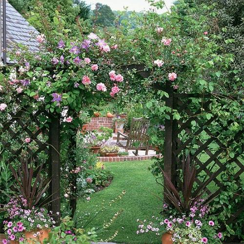 Δροσερό σχέδιο κήπου με γρασίδι φράχτη από πλέγμα από αψίδα τριαντάφυλλου