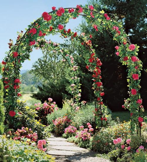 Δροσερό σχέδιο κήπου με ροζ καμάρα ξύλο κόκκινο χρώμα κόκκινα λουλούδια