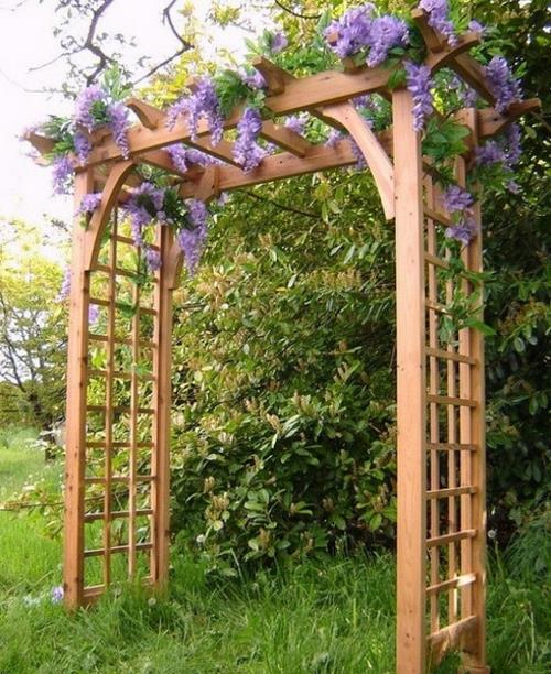 Δροσερός σχεδιασμός κήπου με φυσική ξύλινη δομή από αψίδα τριαντάφυλλου