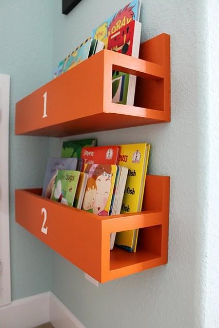 Δροσερές ιδέες που οργανώνουν παιδικές βιβλιοθήκες παιδική χαρά πορτοκαλί ράφια