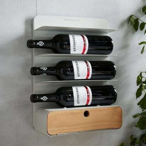 Δροσερές ιδέες για ράφι κρασιού σε σκούρο μπουκάλι κρασί τοποθετημένο στον τοίχο