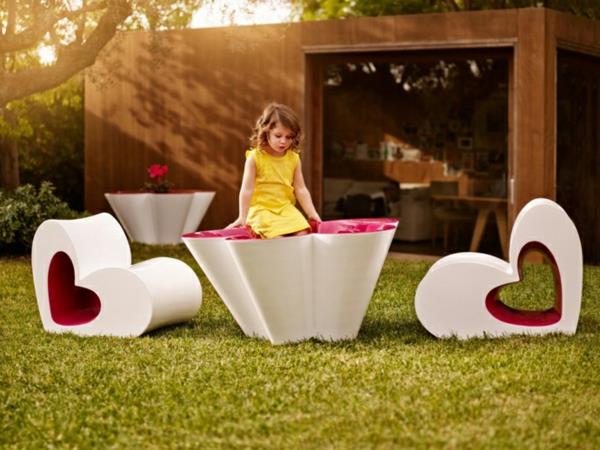 Δροσερά παιδικά έπιπλα για τις καρέκλες τραπεζιού στον κήπο σας