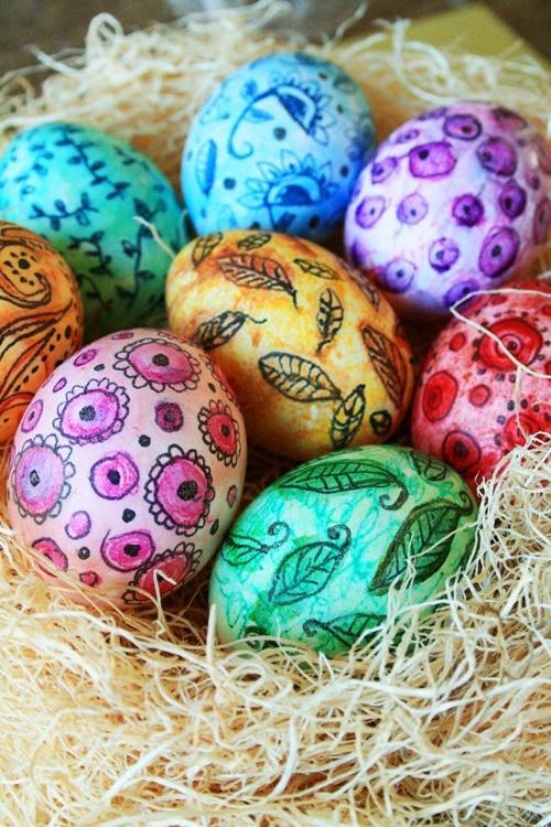 Μασκαρέψτε και χρωματίστε τα αυγά του Πάσχα πολύχρωμα την άνοιξη